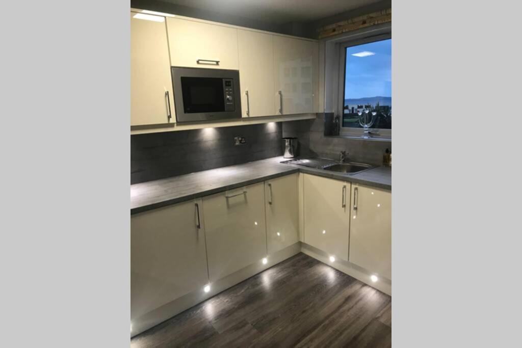 Largs Sea Front, Modern Apartment Bagian luar foto