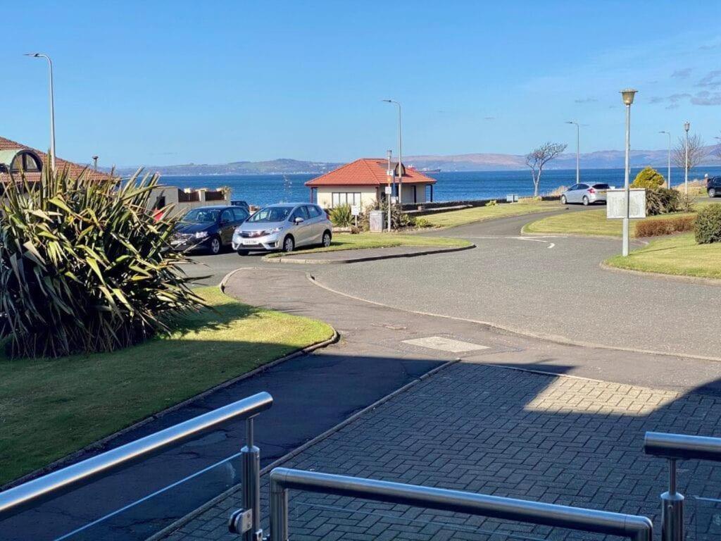 Largs Sea Front, Modern Apartment Bagian luar foto